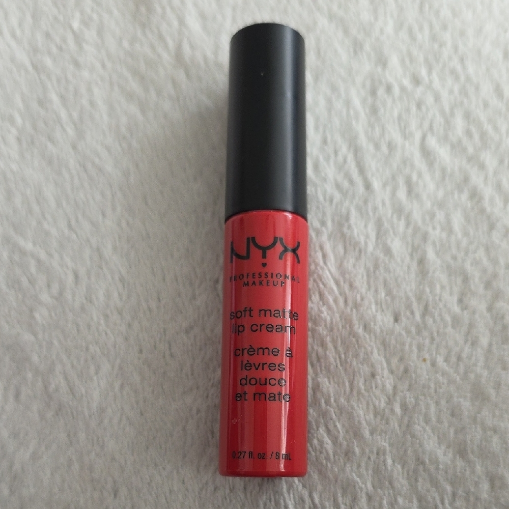 NYX Soft Matte Lip Cream - Vibrant Red